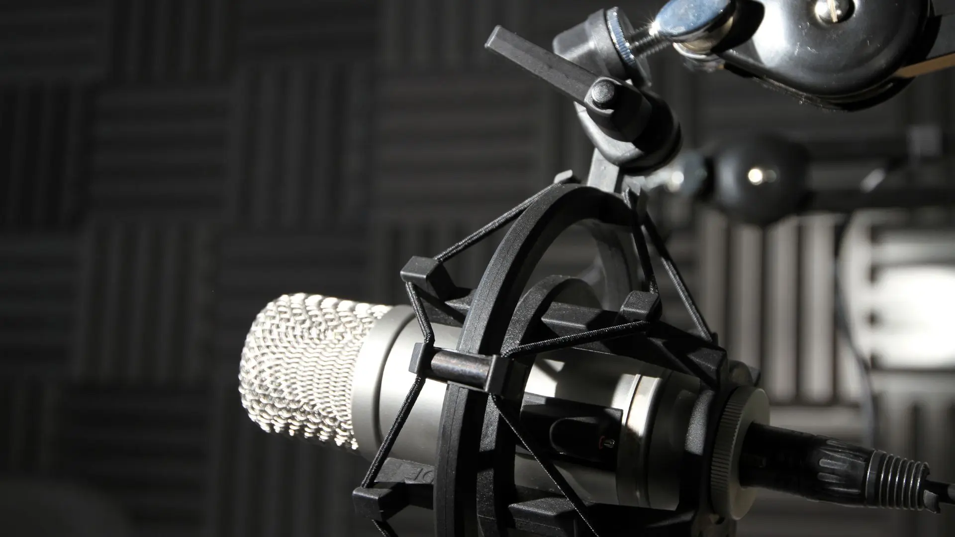 Micrófono en un estudio de grabación representando la transcripción de audio a texto