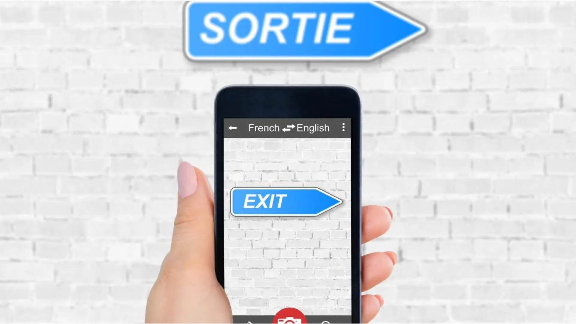persona usando en su móvil un traductor automático para traducir un letrero