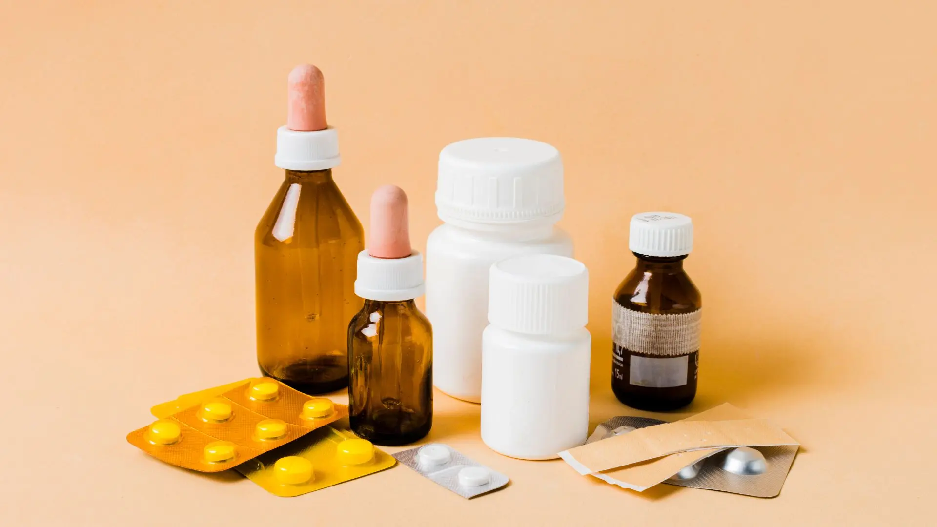 Frascos con dosificador, botes, blísters y tiritas para representar traducir productos sanitarios