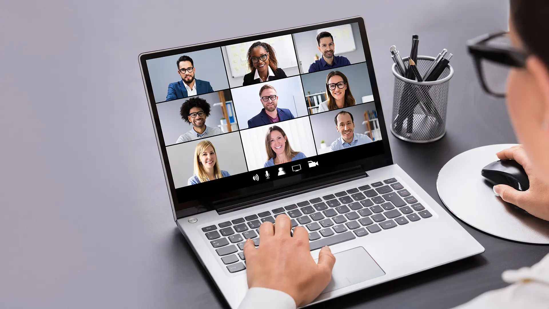 videollamada en grupo con varias personas participando en una interpretación remota por vídeo