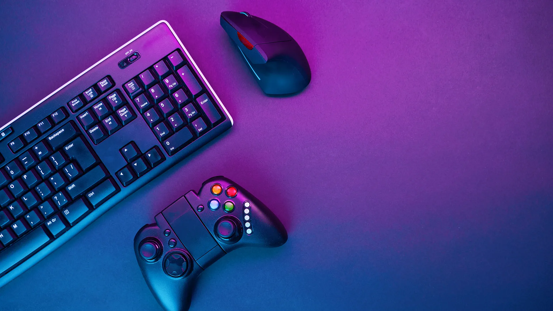 Mesa morada con teclado, ratón y mando de consola para localización de videojuegos