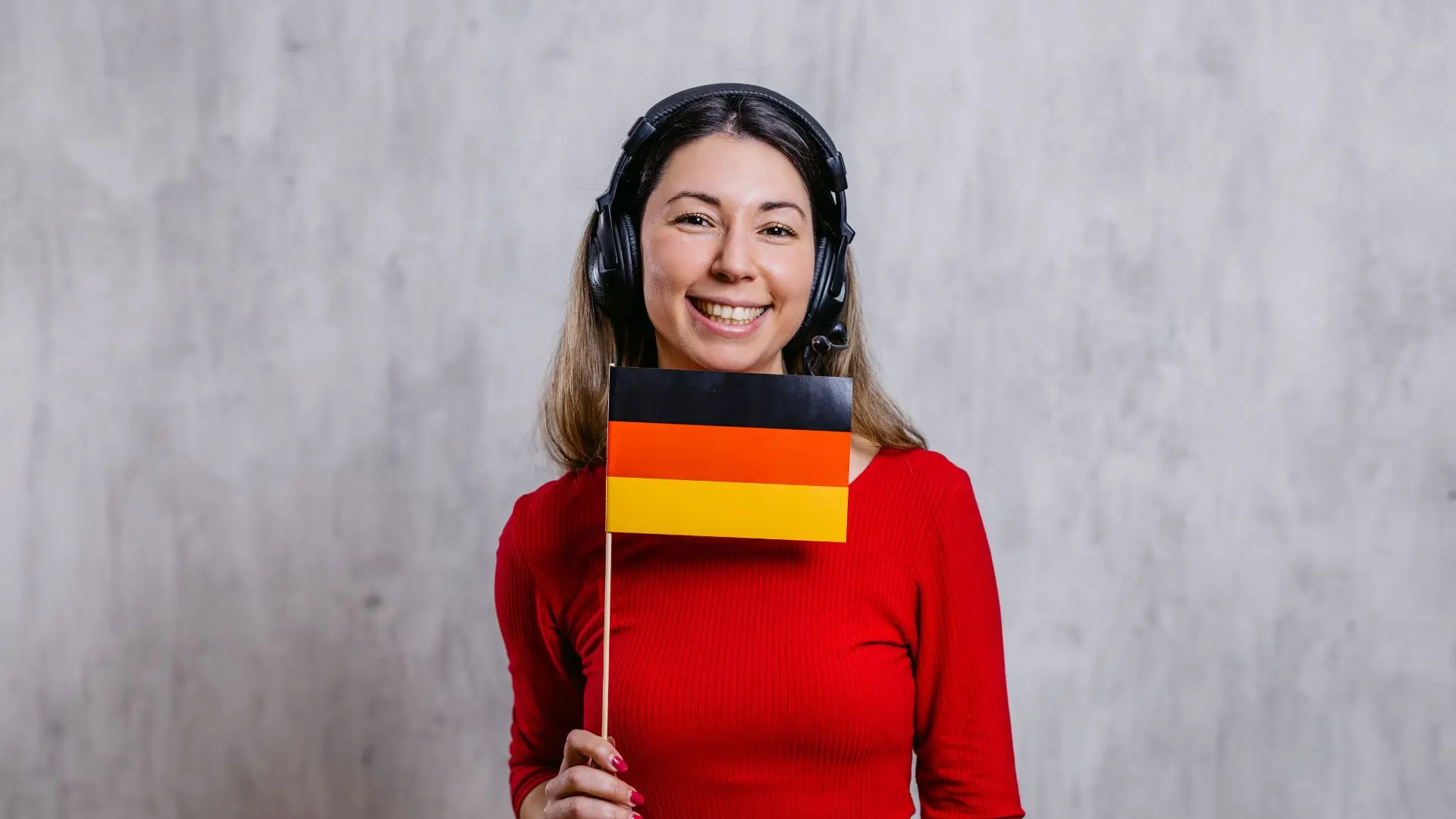 Traductor de español a alemán con cascos y bandera de alemania