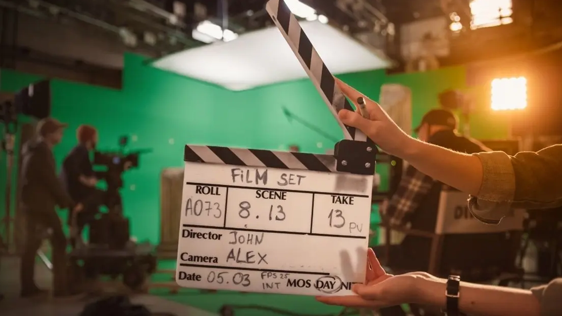 Claqueta de rodaje sobre fondo difuminado de set de rodaje sobre los beneficios de la locución profesional audiovisual