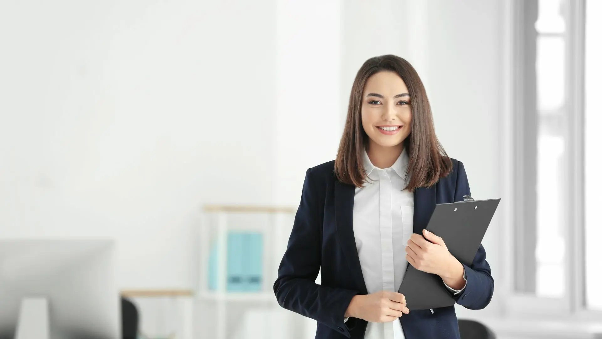Mujer con portapapeles sobre los beneficios de contratar un traductor jurado