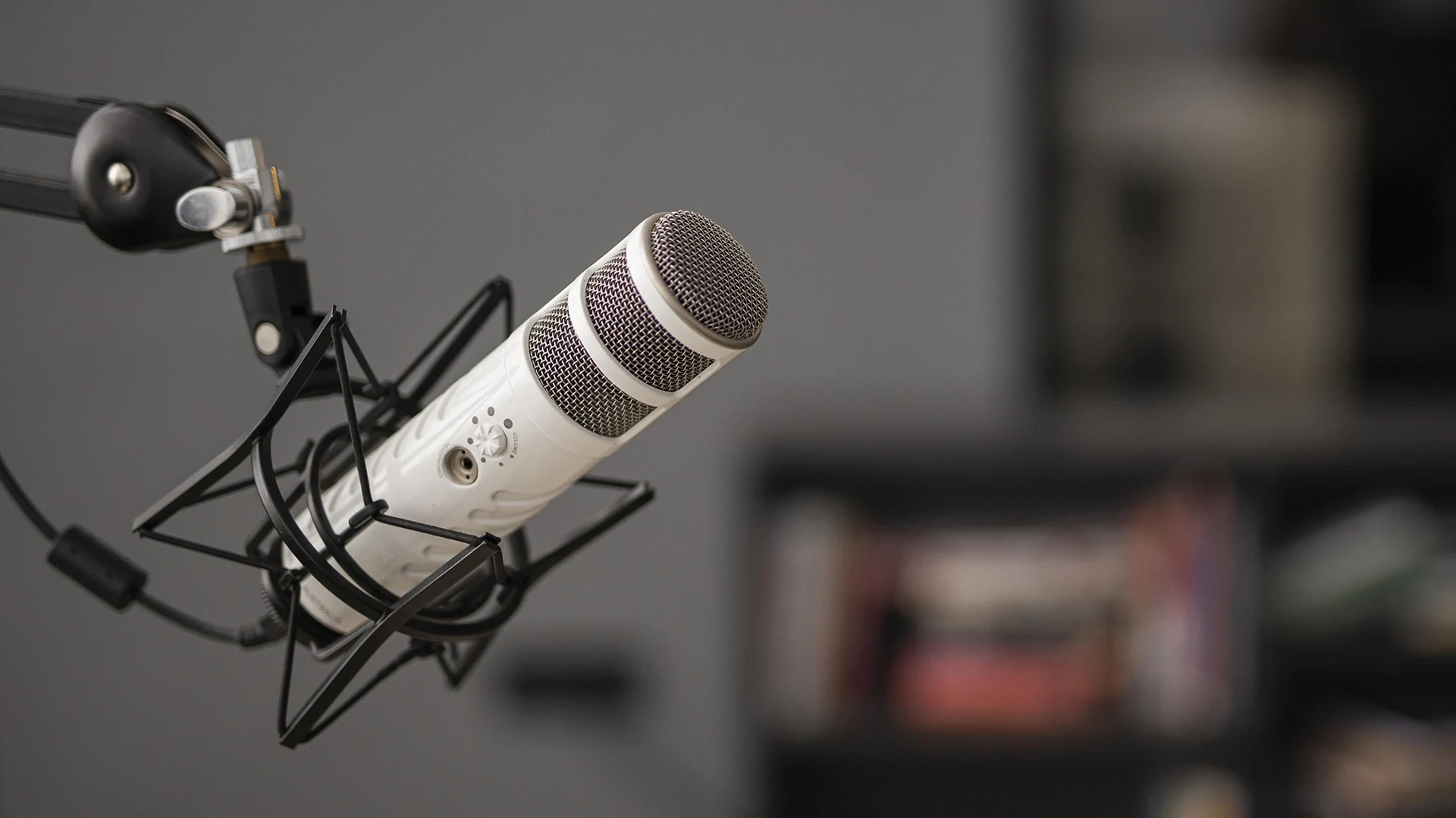 Micrófono en estudio de grabación sobre cómo traducir un podcast y llegar a audiencias globales