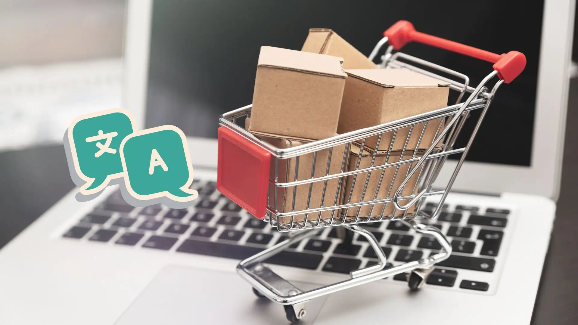 Carrito pequeño de la compra con cajas de cartón dentro encima de un portátil de ecommerce y traducción