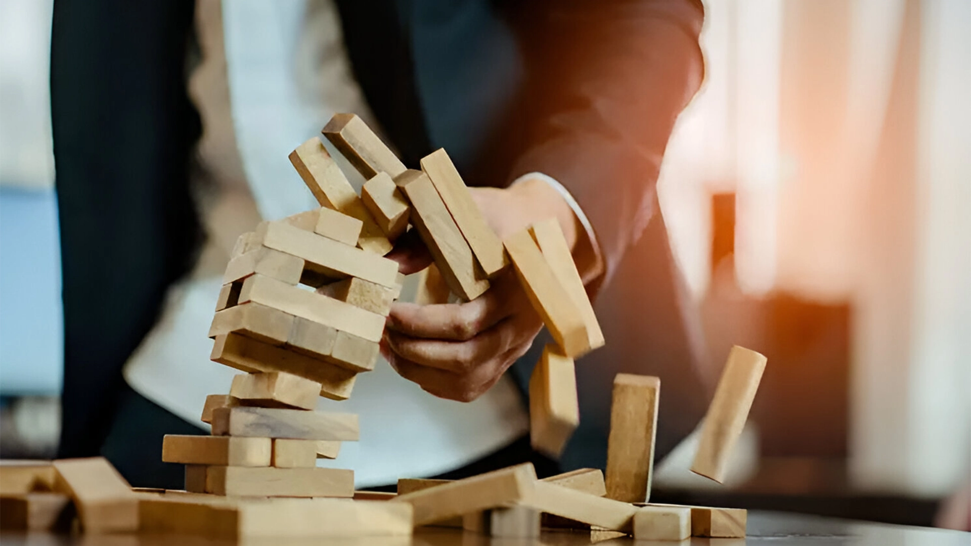 Hombre tira torre de piezas de Jenga de madera, simbolizando errores de traducción