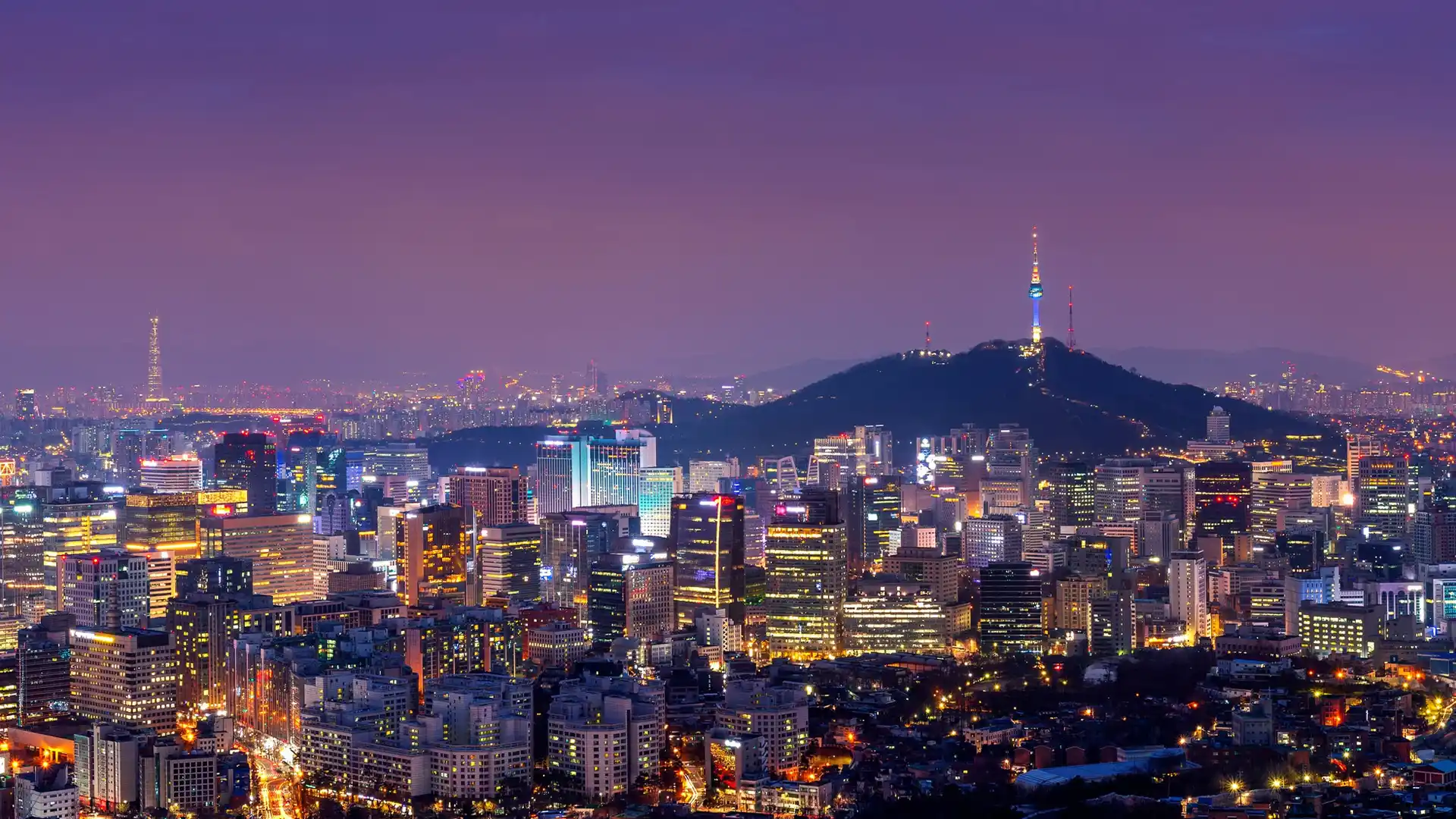 Una ciudad coreana por la noche representando un traductor coreano español