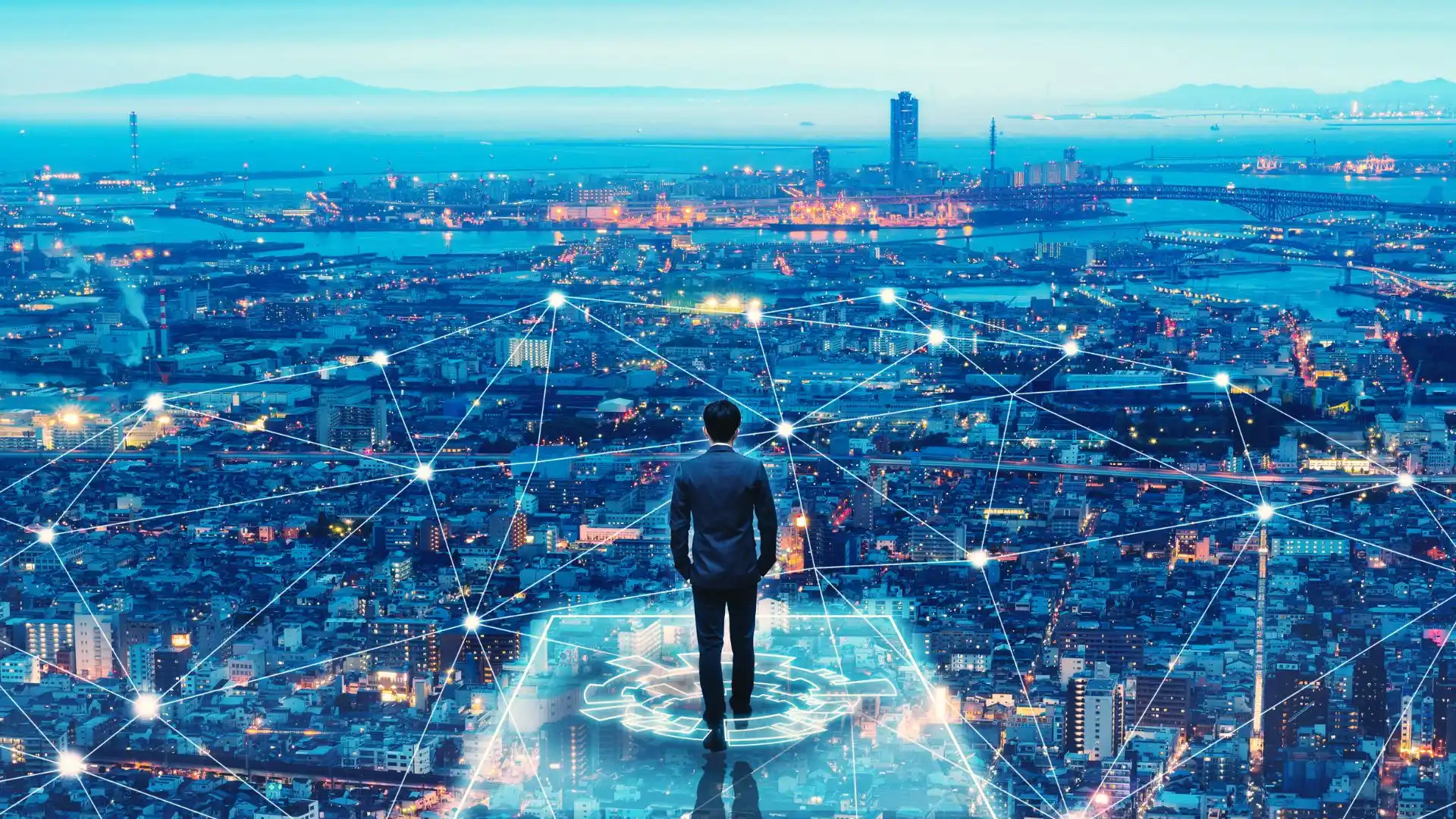 Hombre de negocios observando una ciudad hiperconectada desde una plataforma digital con redes de luz, simbolizando el futuro de la traducción