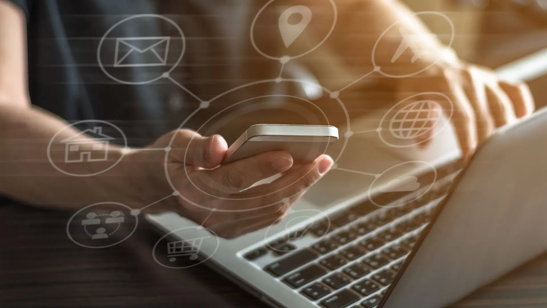 Mujer trabajando en portátil con teléfono y símbolos de internacionalización ecommerce