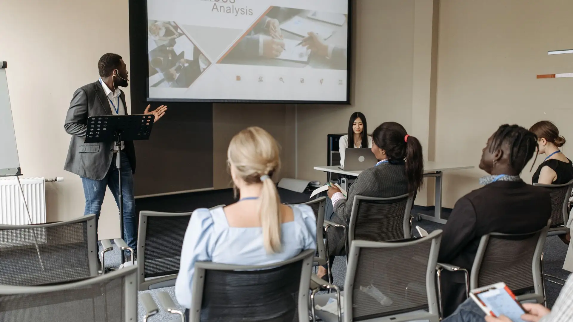 Hombre da conferencia sobre un intérprete de idiomas profesional frente a un público