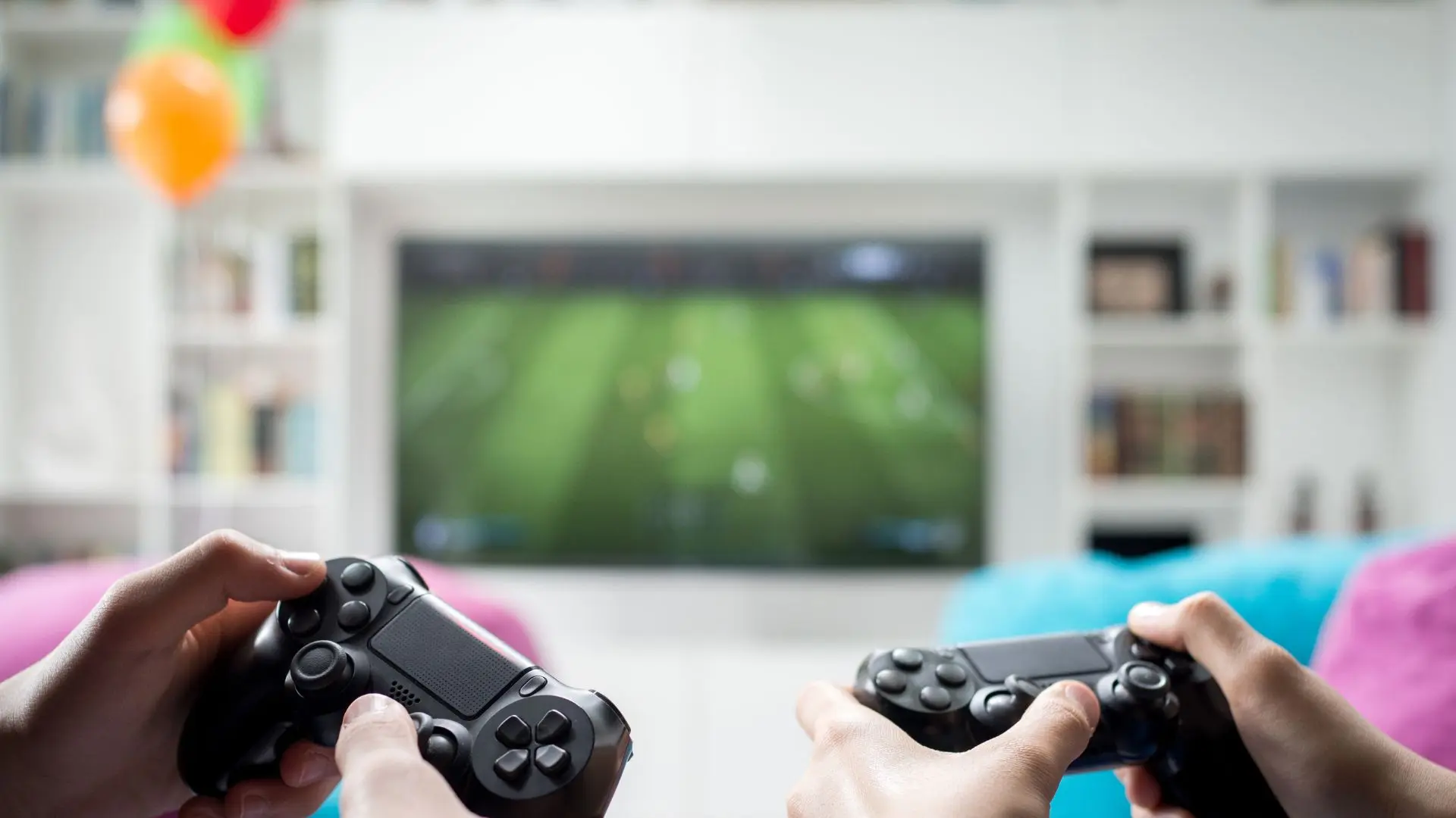 Dos personas jugando con una consola en la televisión hablando del Mundo de los videojuegos