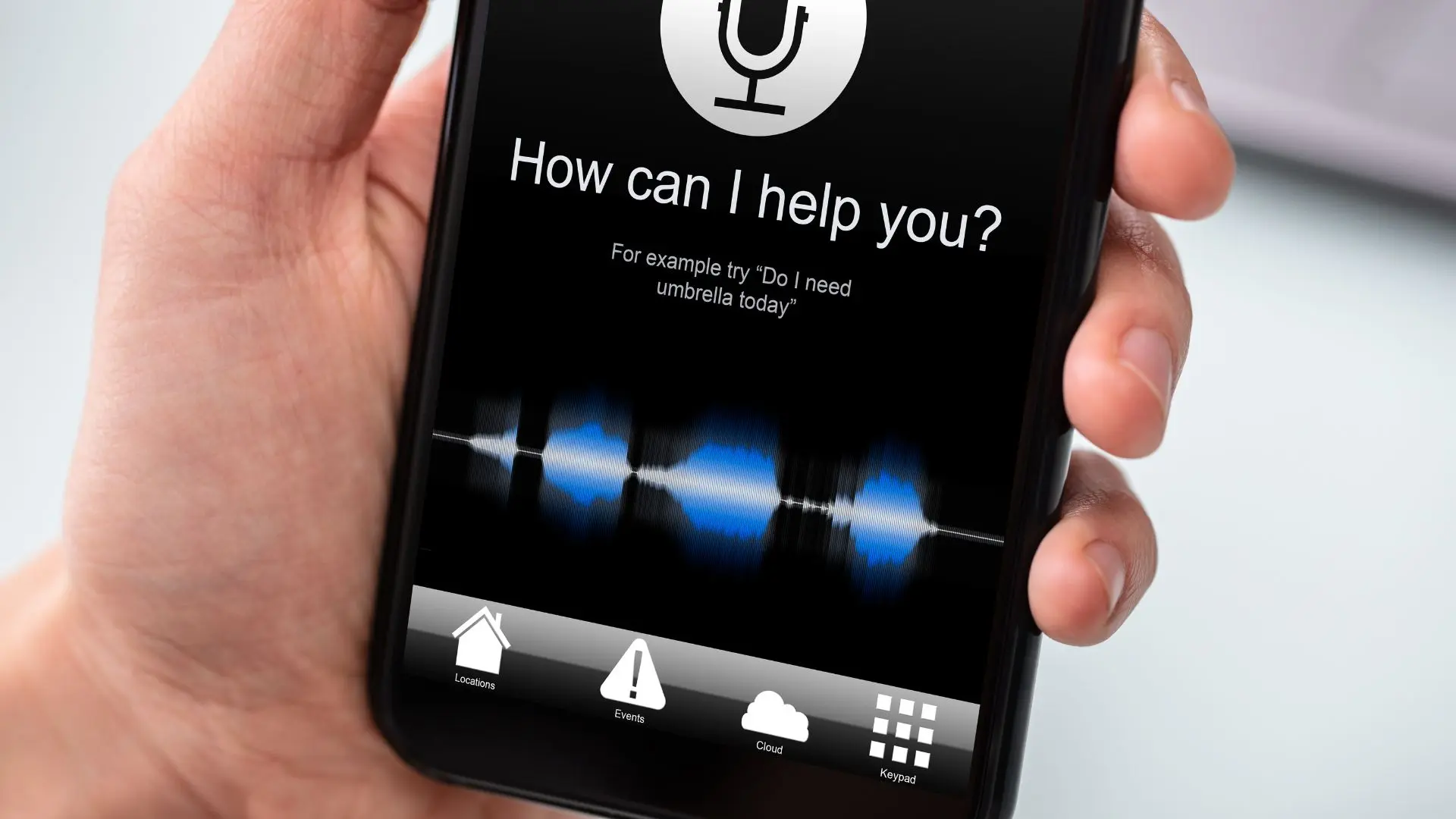 Mano sujetando teléfono con aplicación de traducción con reconocimiento de voz