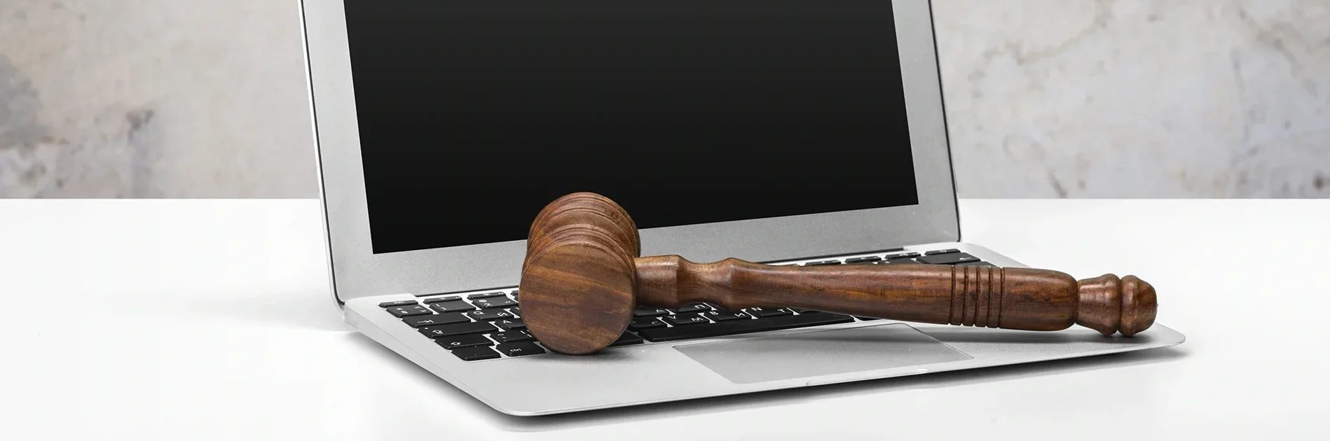 Mesa con portátil con mazo de juez para servicio de transcripción legal