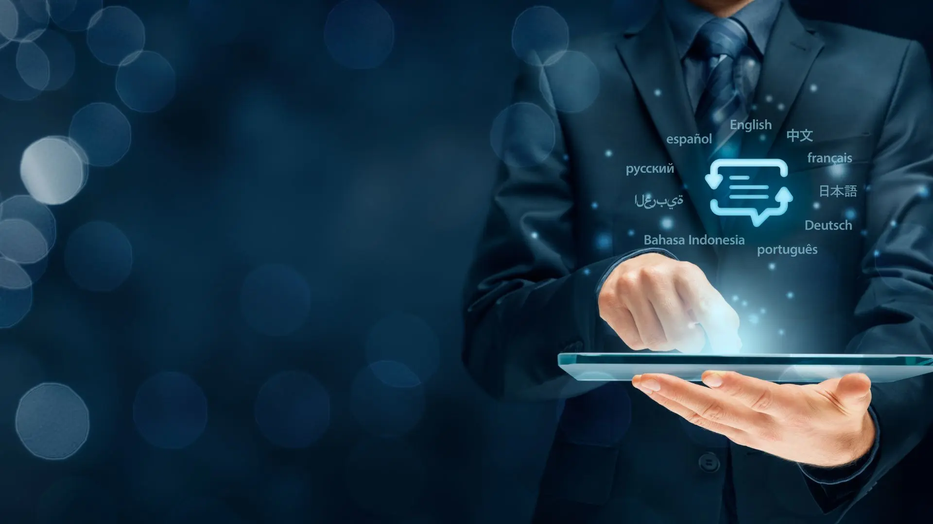 Hombre con traje utilizando una tablet y con un holograma de traducción automática neuronal y traducción automática estadística flotando encima