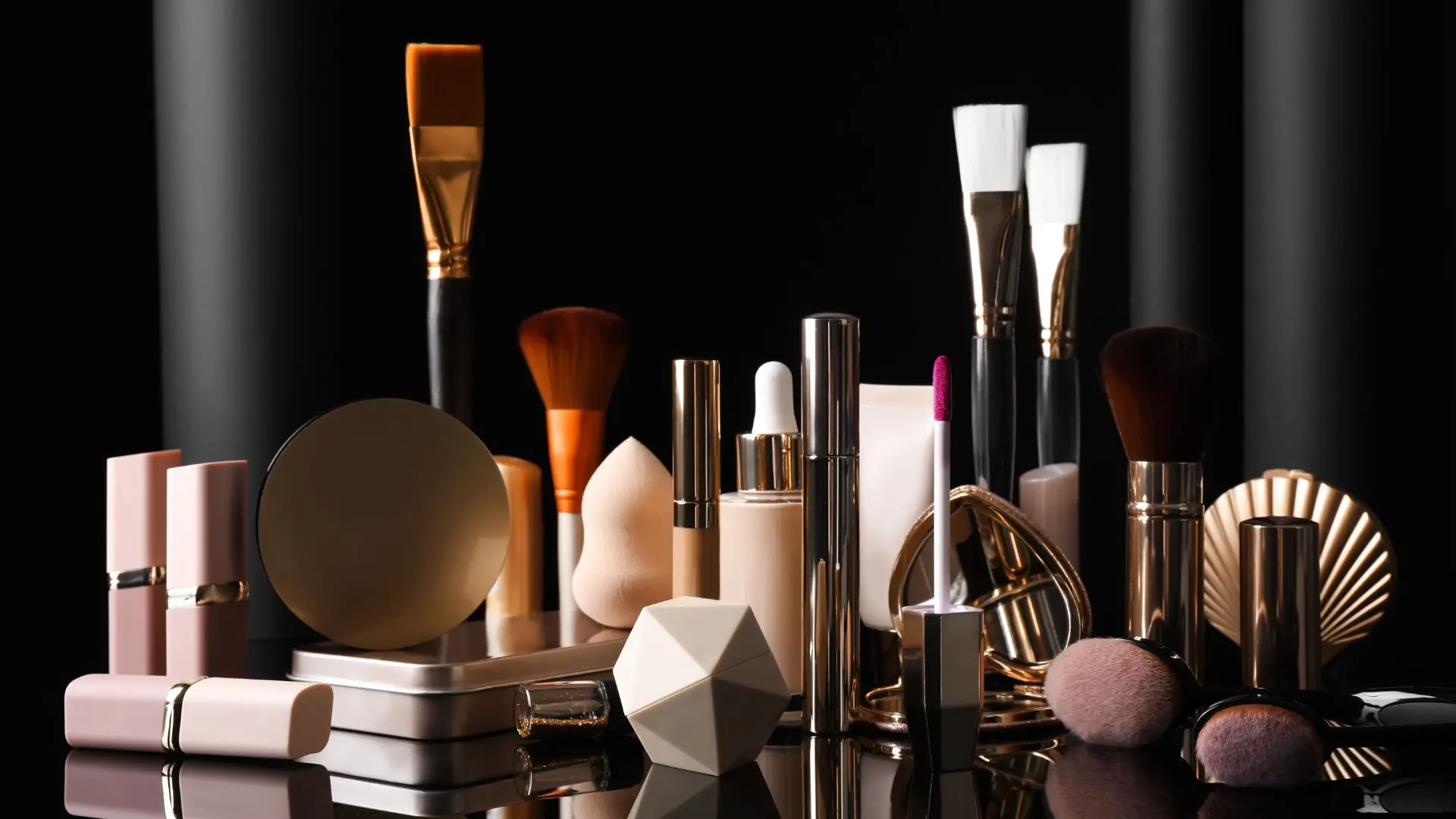 Muchos productos de maquillaje y belleza puestos sobre una mesa, sobre traducción cosmética