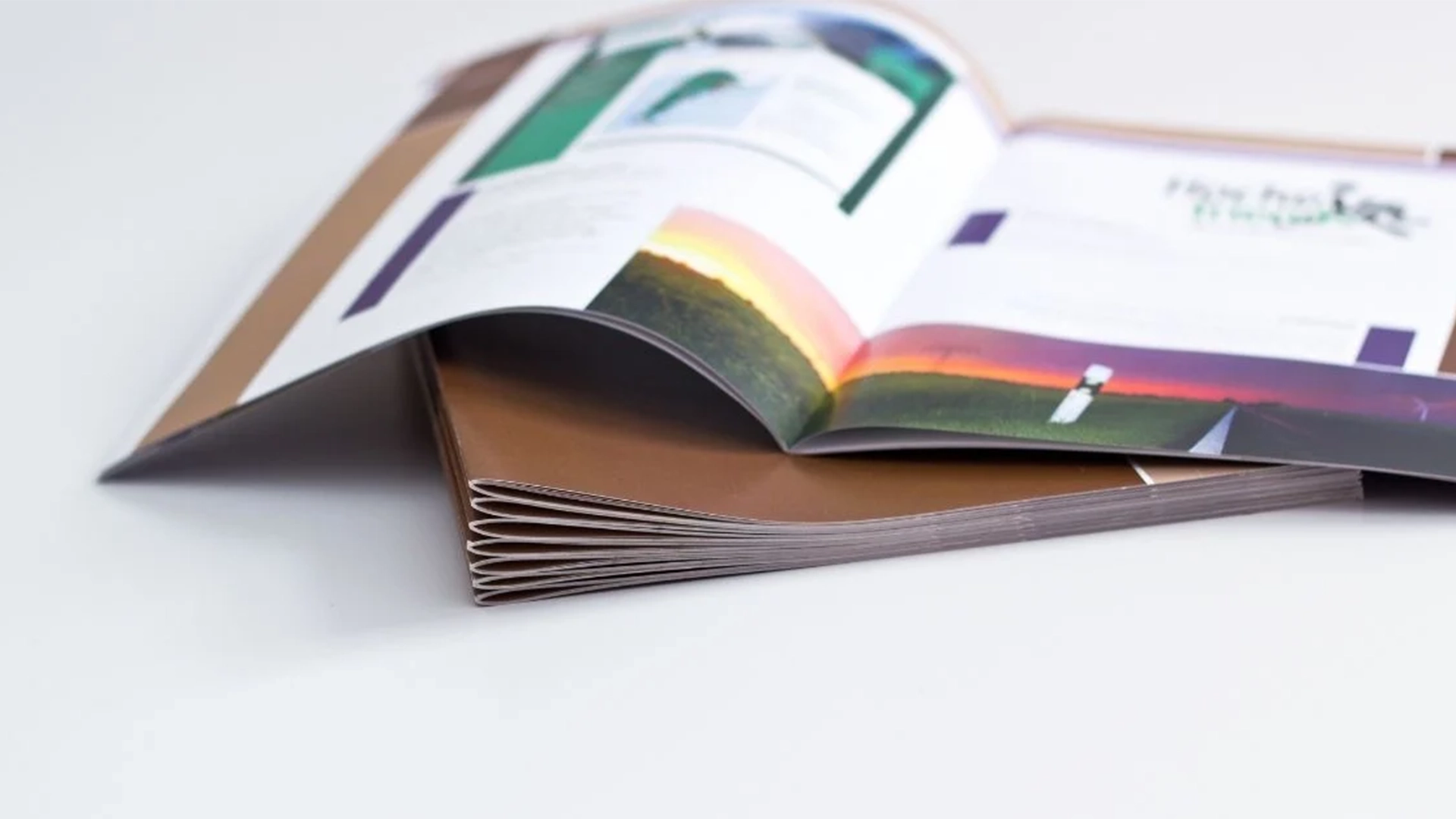 Conjunto de revistas sobre diseño gráfico y dtp en mesa blanca