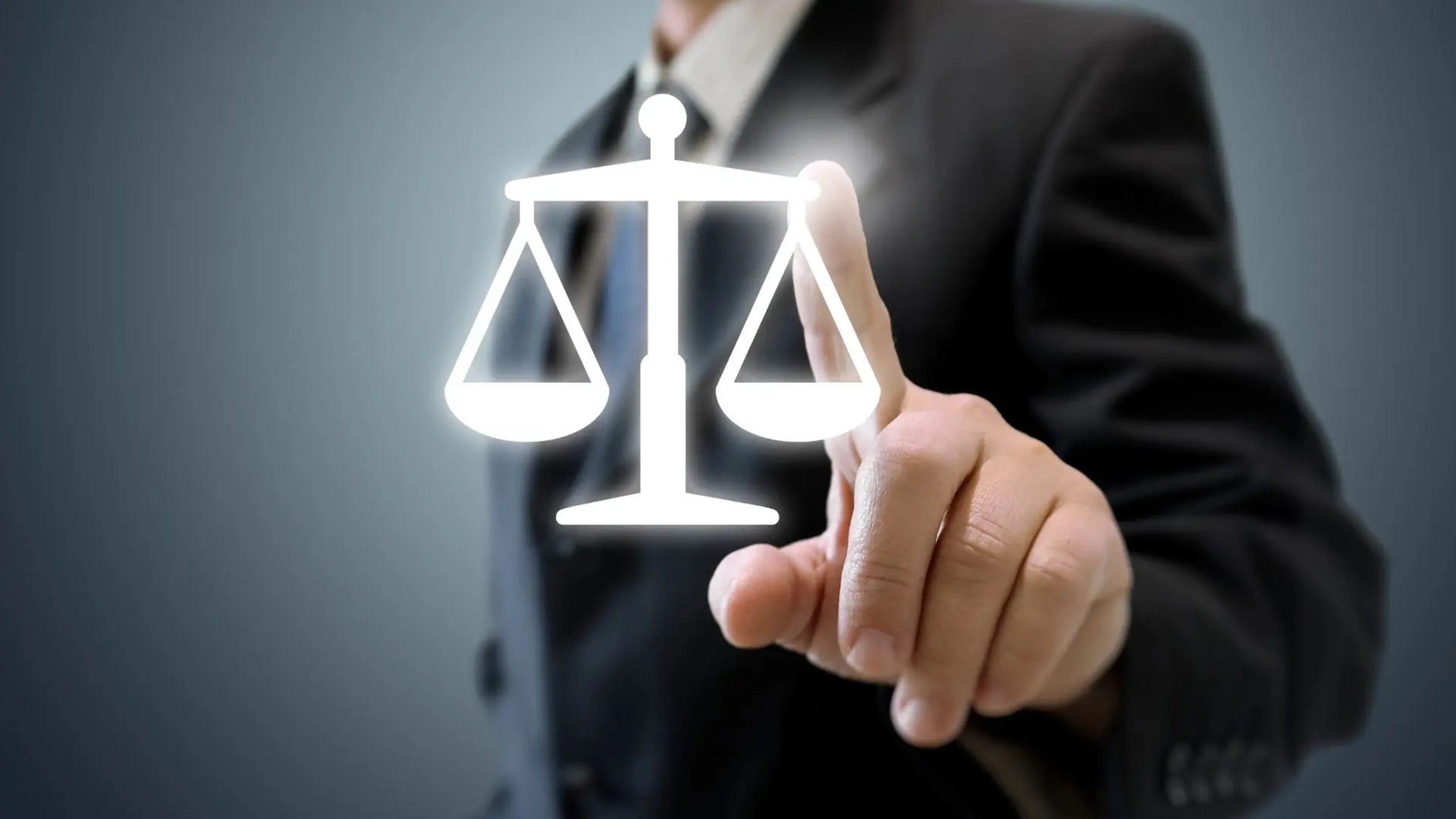 Hombre en traje acerca la mano para tocas símbolo de balanza de justicia simbolizando traducción jurídica o traducción jurada