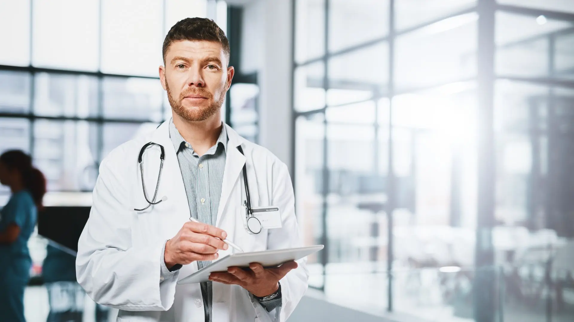 Doctor escribe en una tablet sobre la traducción médica