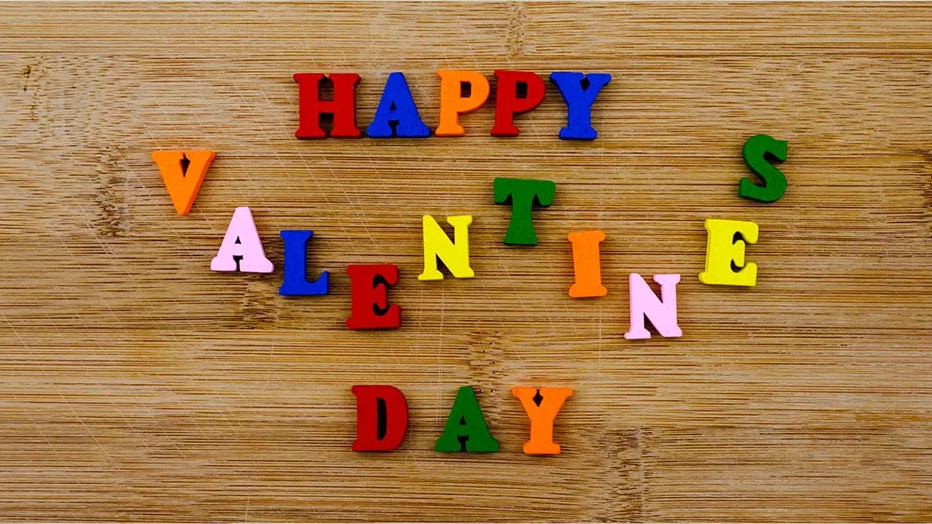 Piezas de madera en forma de letras de San Valentín
